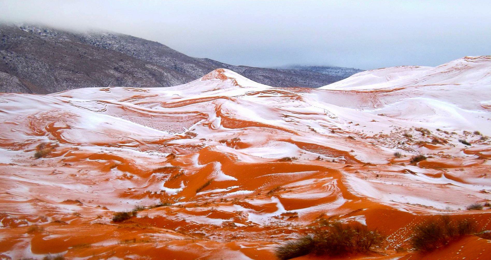 Dune de neige dans le Sahara en Algérie