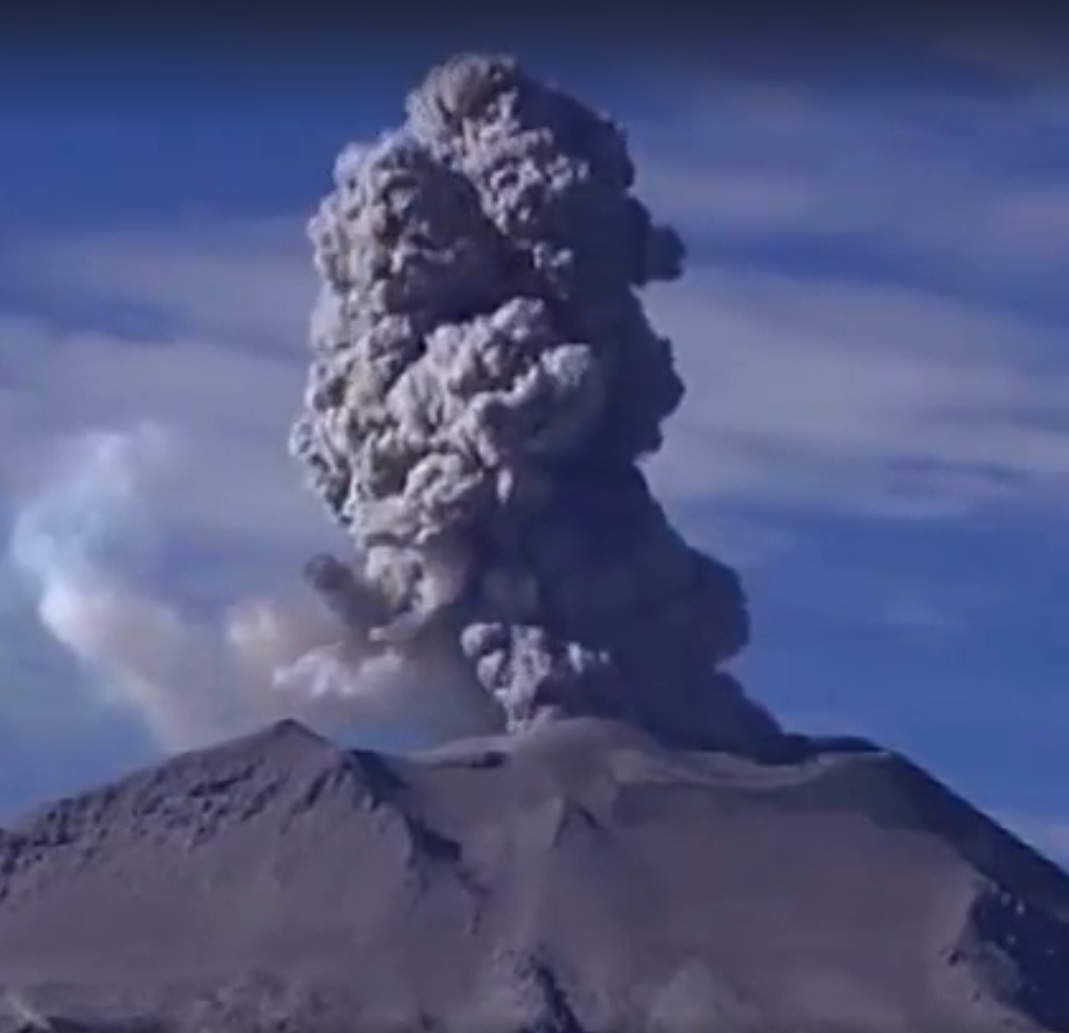 Forte éruption volcanique dans la cordillère des Andes